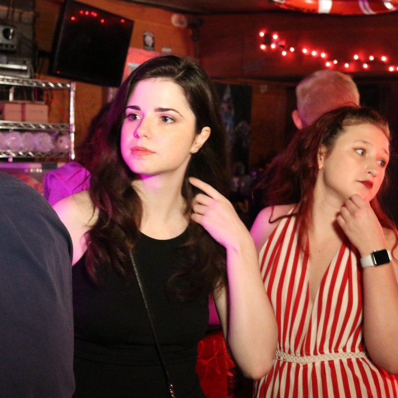 'If Lost, Return To" Set Photo – Main Actresses